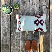 🌵🐑 ☀
Coussin pure laine fabriqué par notre artisan Porfirio dans l’atelier familial.
La ptite touche “Mexicano” toute douce.
Teintures végétales, fabrication artisanale 🌿 

Aquí 👉 www.lalupita.fr

#faitmain #decorationinterieur #mexicanstyle #colors #marqueethique #ethnic #coussin #laine #fairtrade