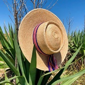 Derniers chapeaux dispos 🌞🌴
🛒 Sur le marché!

#artisanatdumonde #faitmain #colours #ethnic #chapeau #slowfashion #marqueethique